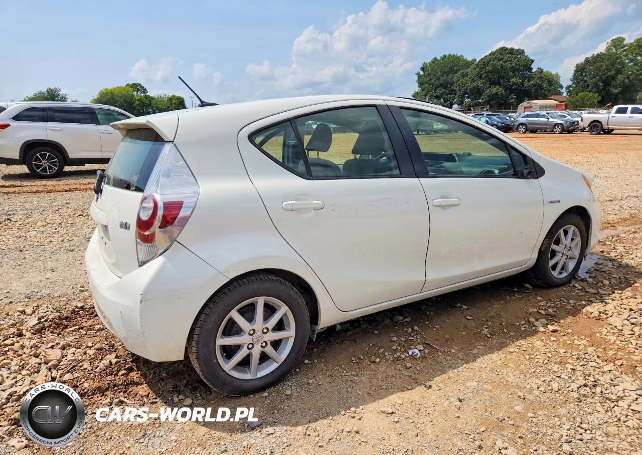 2014 Toyota Prius C Three VIN:JTDKDTB3XE1063436 - 3