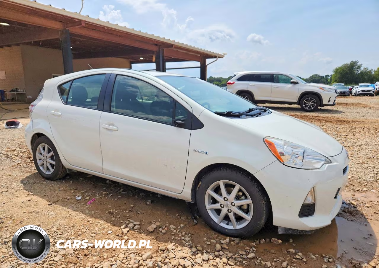 2014 Toyota Prius C Three VIN:JTDKDTB3XE1063436 - 4