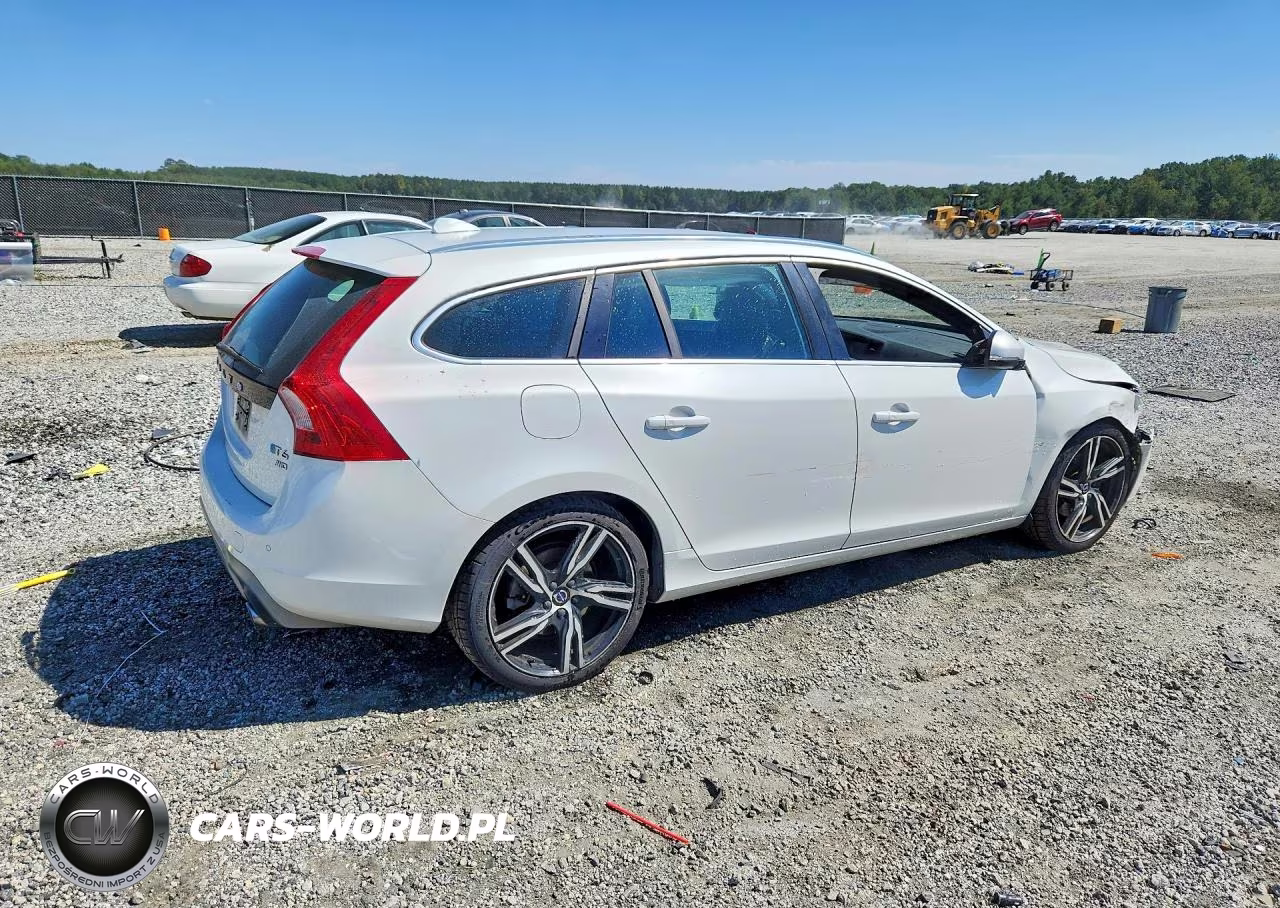 2018 Volvo V60 T6 R-Design VIN:YV149MSS9J2395051 - 3