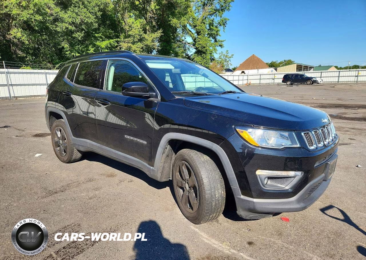 2018 Jeep Compass Latitude VIN:3C4NJDBB9JT492573 - 4