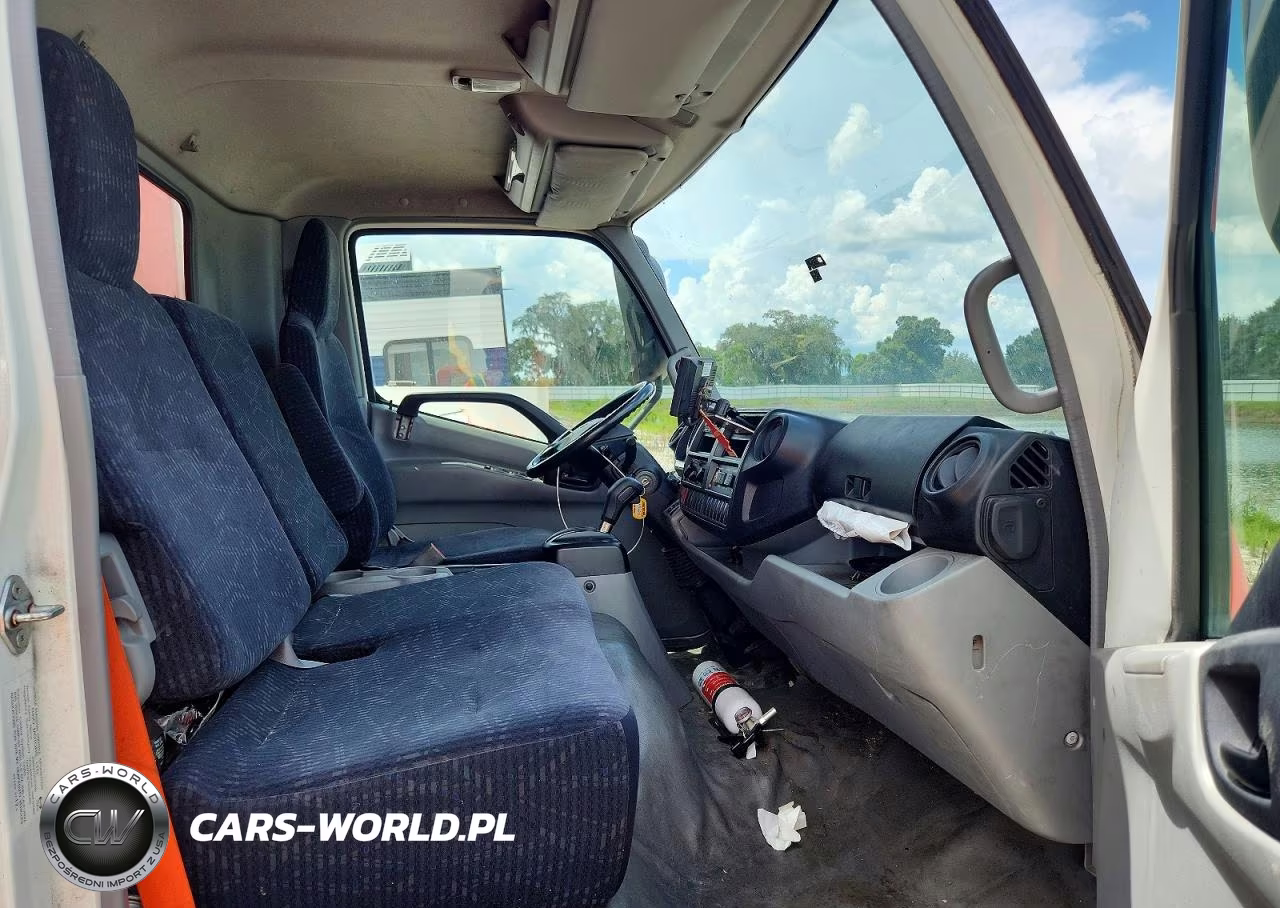 2018 Hino 195 Box Truck VIN:JHHSDM2H7JK006274 - 11