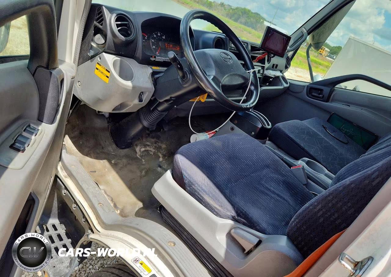 2018 Hino 195 Box Truck VIN:JHHSDM2H7JK006274 - 8