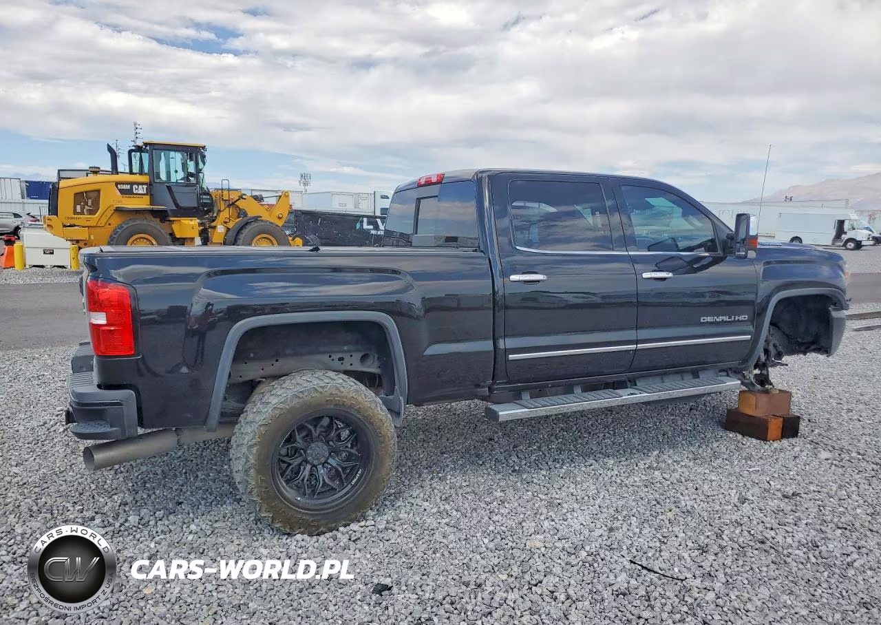 2018 GMC Sierra K2500 Denali VIN:1GT12UEY0JF215896 - 3