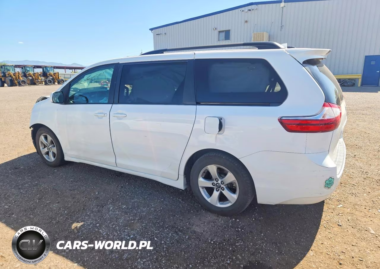 2018 Toyota Sienna Le VIN:5TDKZ3DC3JS925357 - 2
