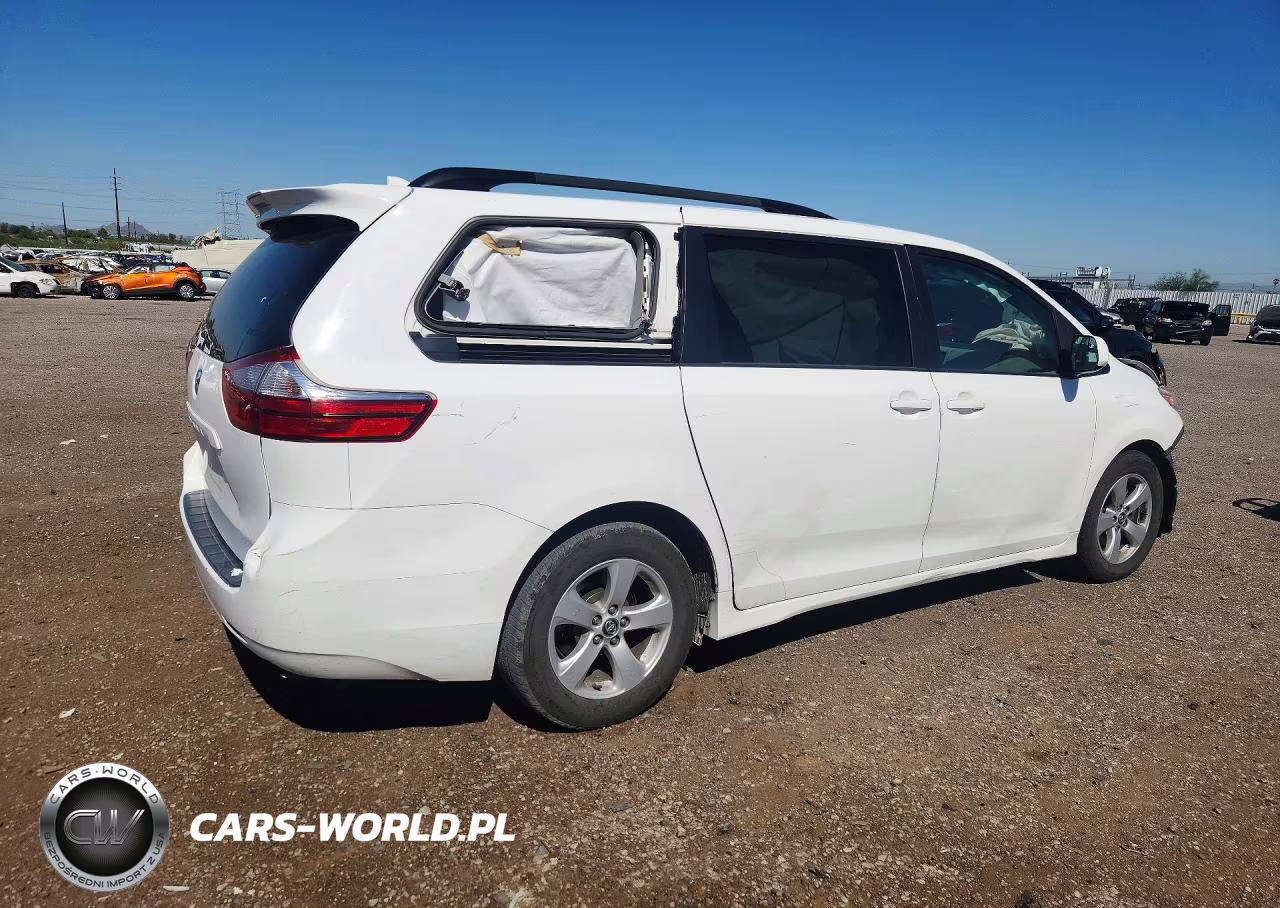 2018 Toyota Sienna Le VIN:5TDKZ3DC3JS925357 - 3