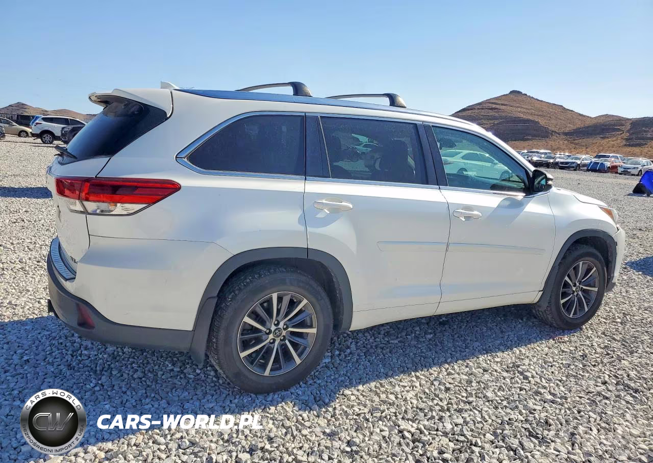 2018 Toyota Highlander Xle VIN:5TDJZRFHXJS814134 - 3