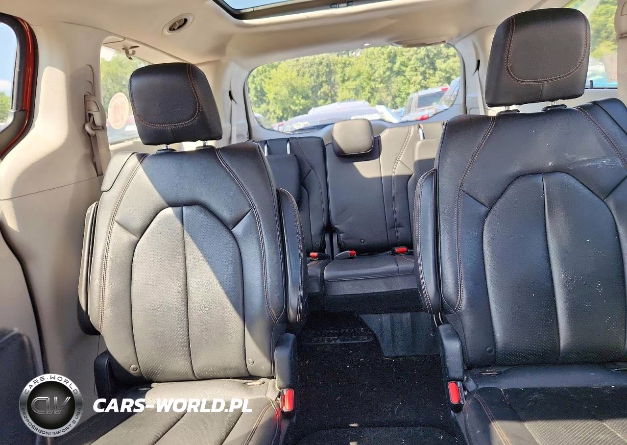 2018 Chrysler Pacifica Touring L Plus VIN:2C4RC1EG2JR157059 - 10