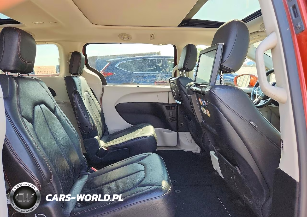 2018 Chrysler Pacifica Touring L Plus VIN:2C4RC1EG2JR157059 - 11