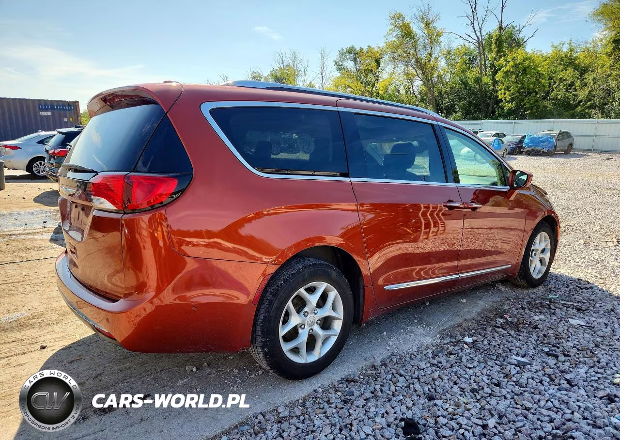 2018 Chrysler Pacifica Touring L Plus VIN:2C4RC1EG2JR157059 - 3