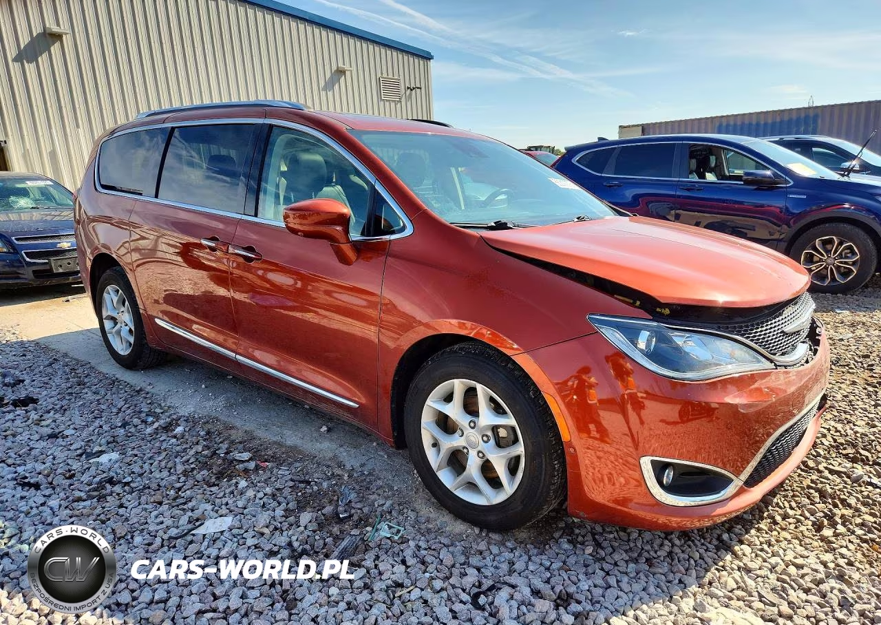 2018 Chrysler Pacifica Touring L Plus VIN:2C4RC1EG2JR157059 - 4