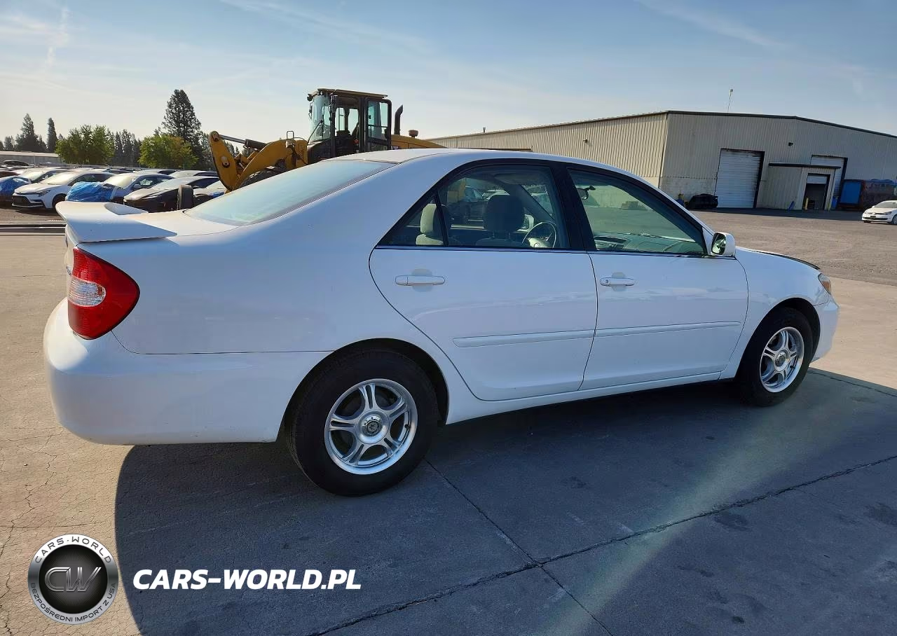 2004 Toyota Camry Le VIN:JTDBE32K240264269 - 3