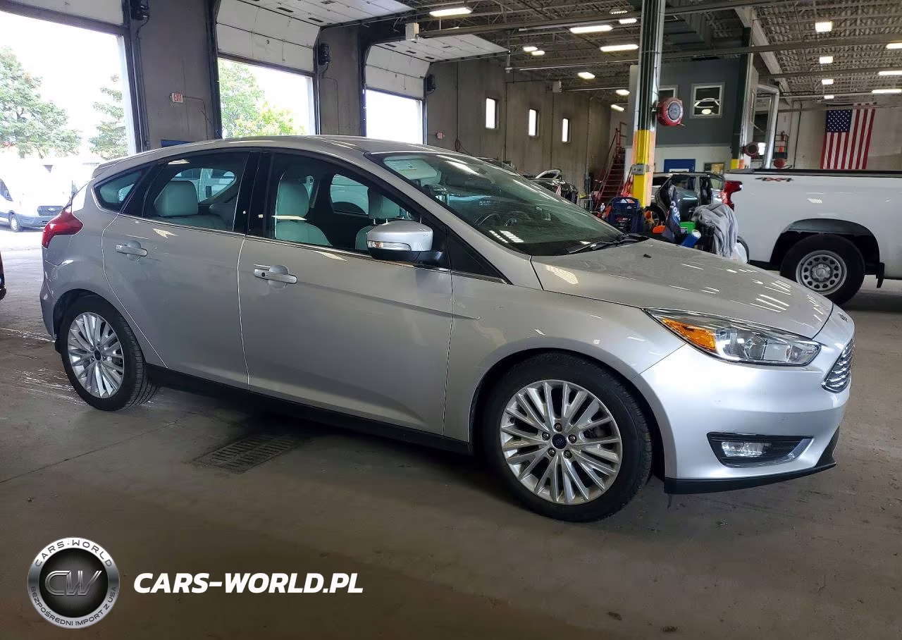 2016 Ford Focus Titanium VIN:1FADP3N20GL307465 - 4