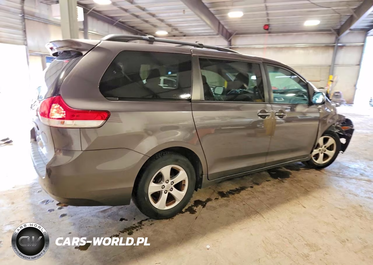 2013 Toyota Sienna Le VIN:5TDKK3DC8DS376568 - 3