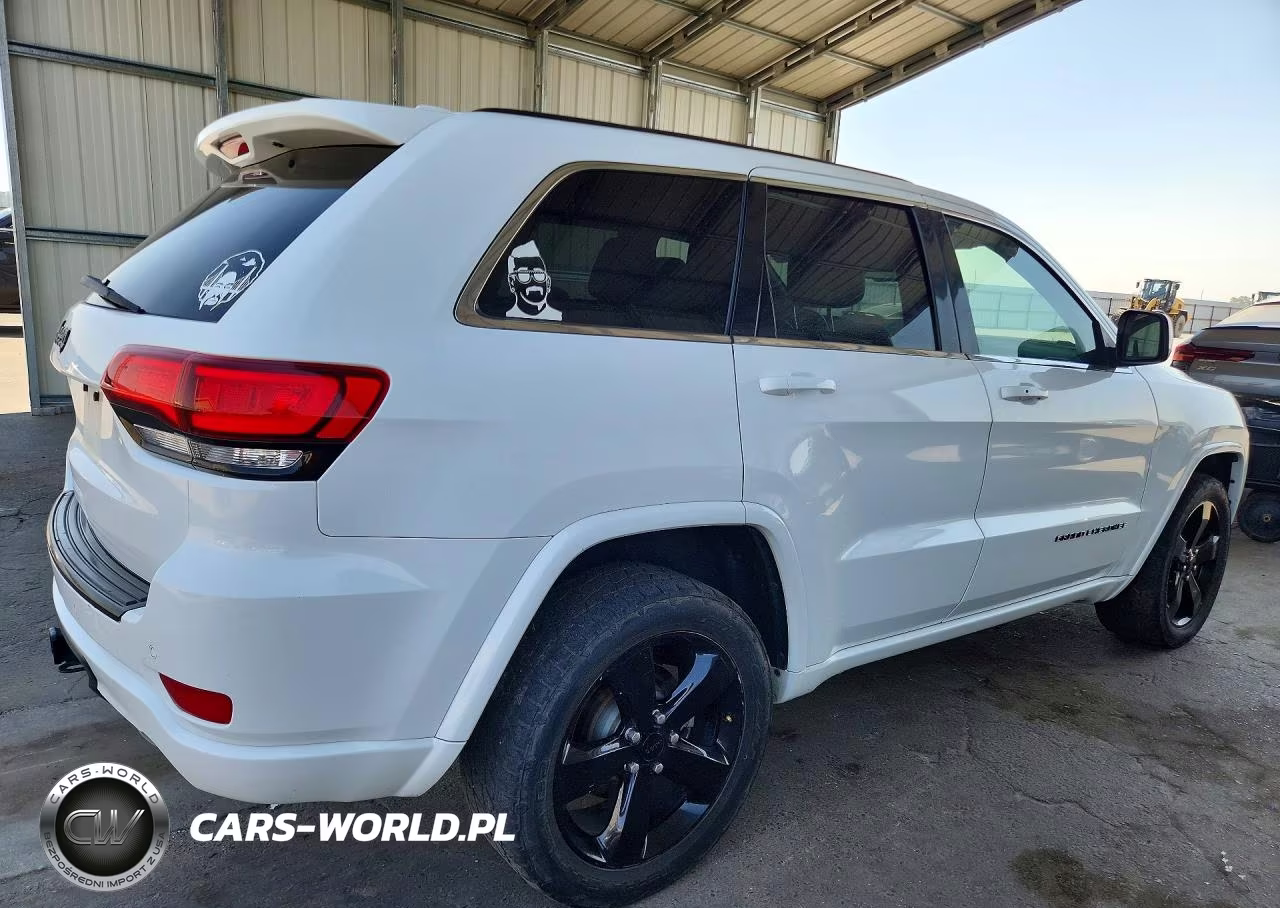 2015 Jeep Grand Cherokee Laredo VIN:1C4RJFAG0FC820945 - 3