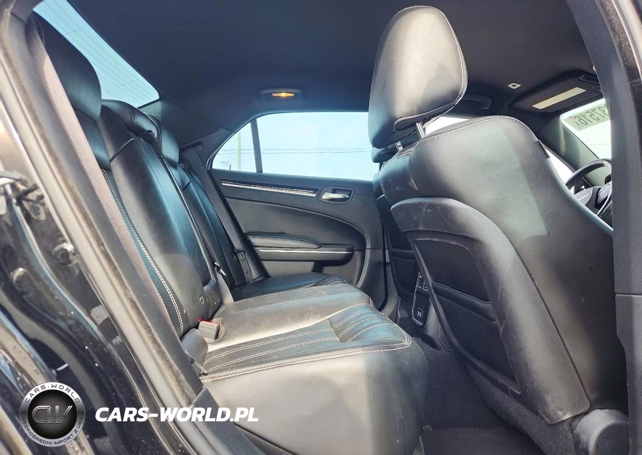 2019 Chrysler 300 S VIN:2C3CCABG5KH628580 - 10
