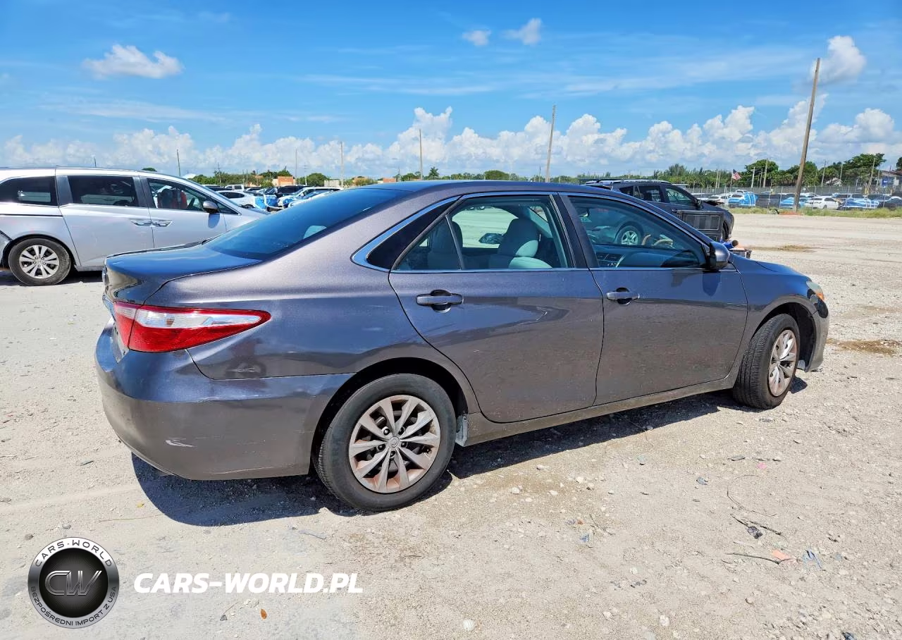 2016 Toyota Camry Le VIN:4T1BF1FK5GU562481 - 3