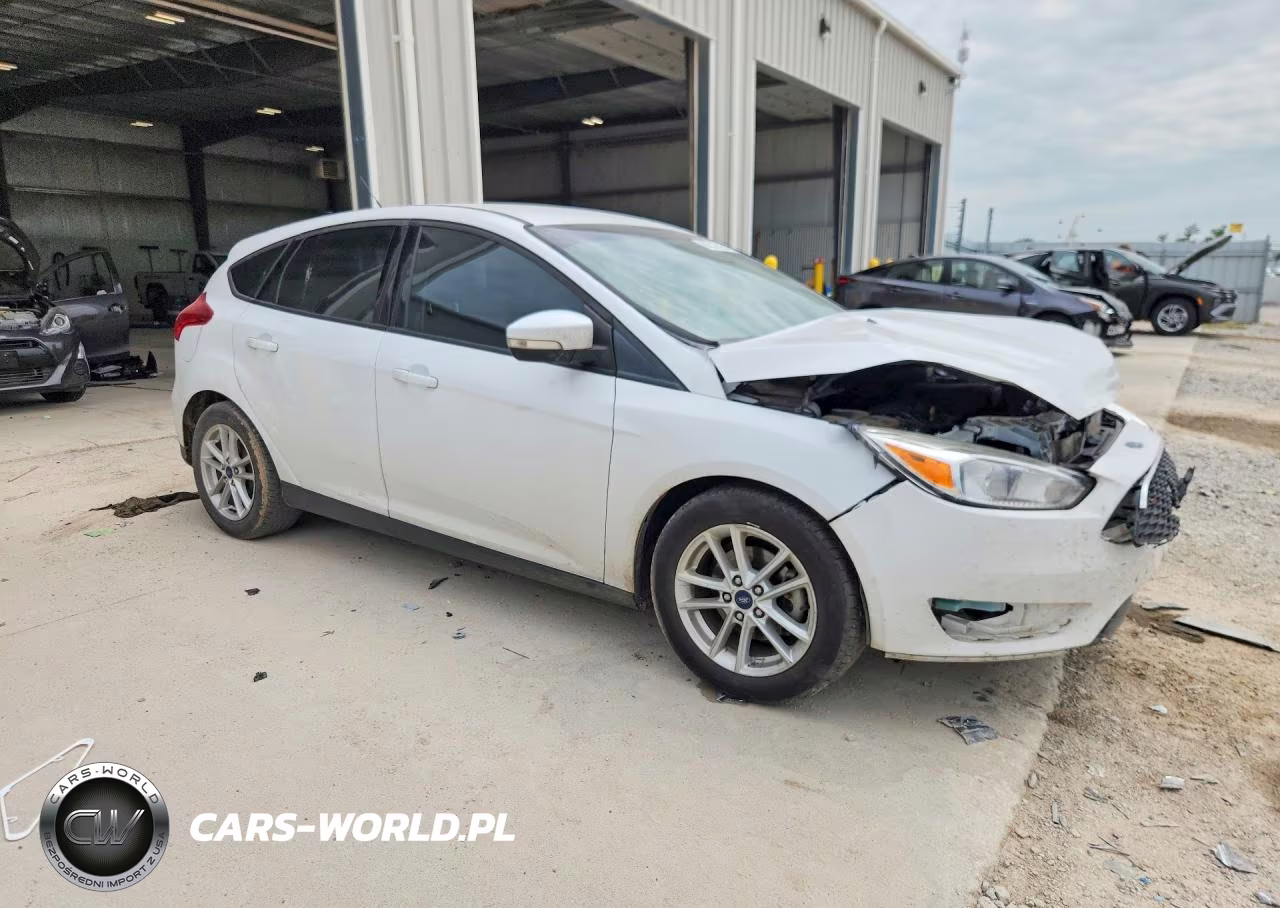 2017 Ford Focus Se VIN:1FADP3K2XHL214622 - 4