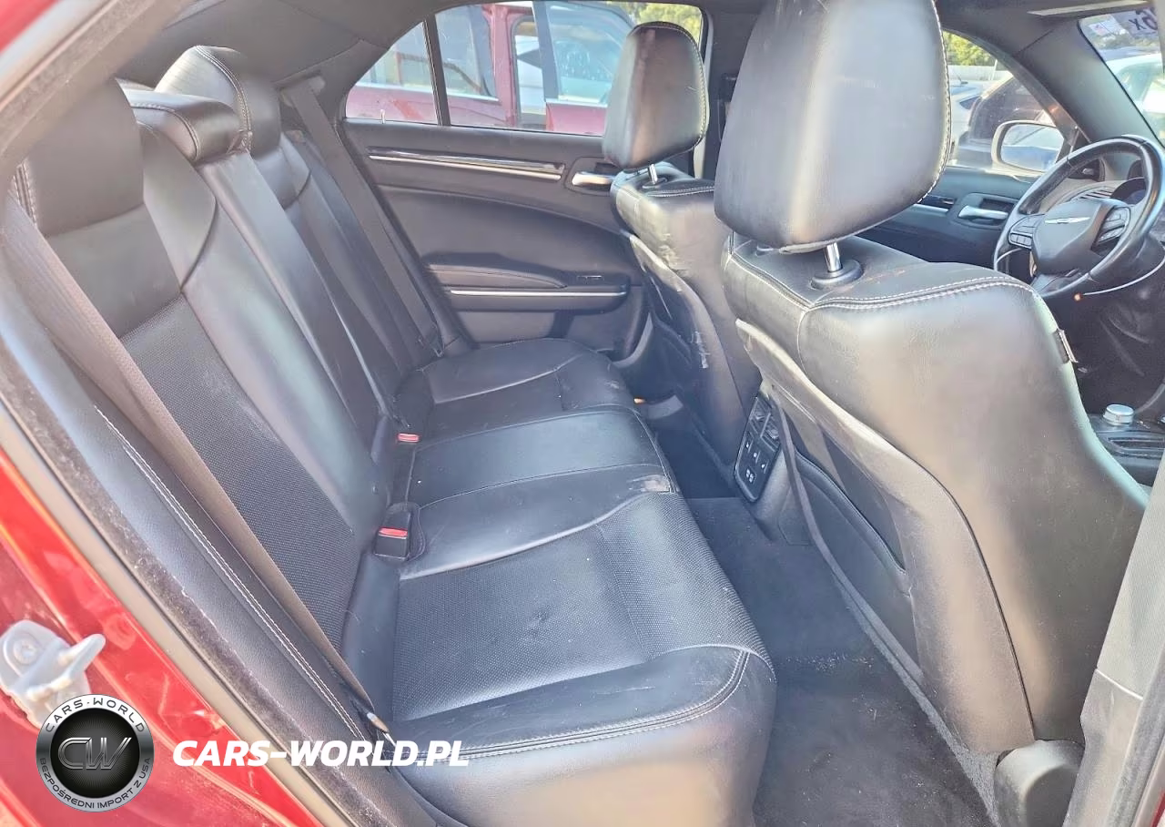 2018 Chrysler 300 S VIN:2C3CCAGG9JH331092 - 10