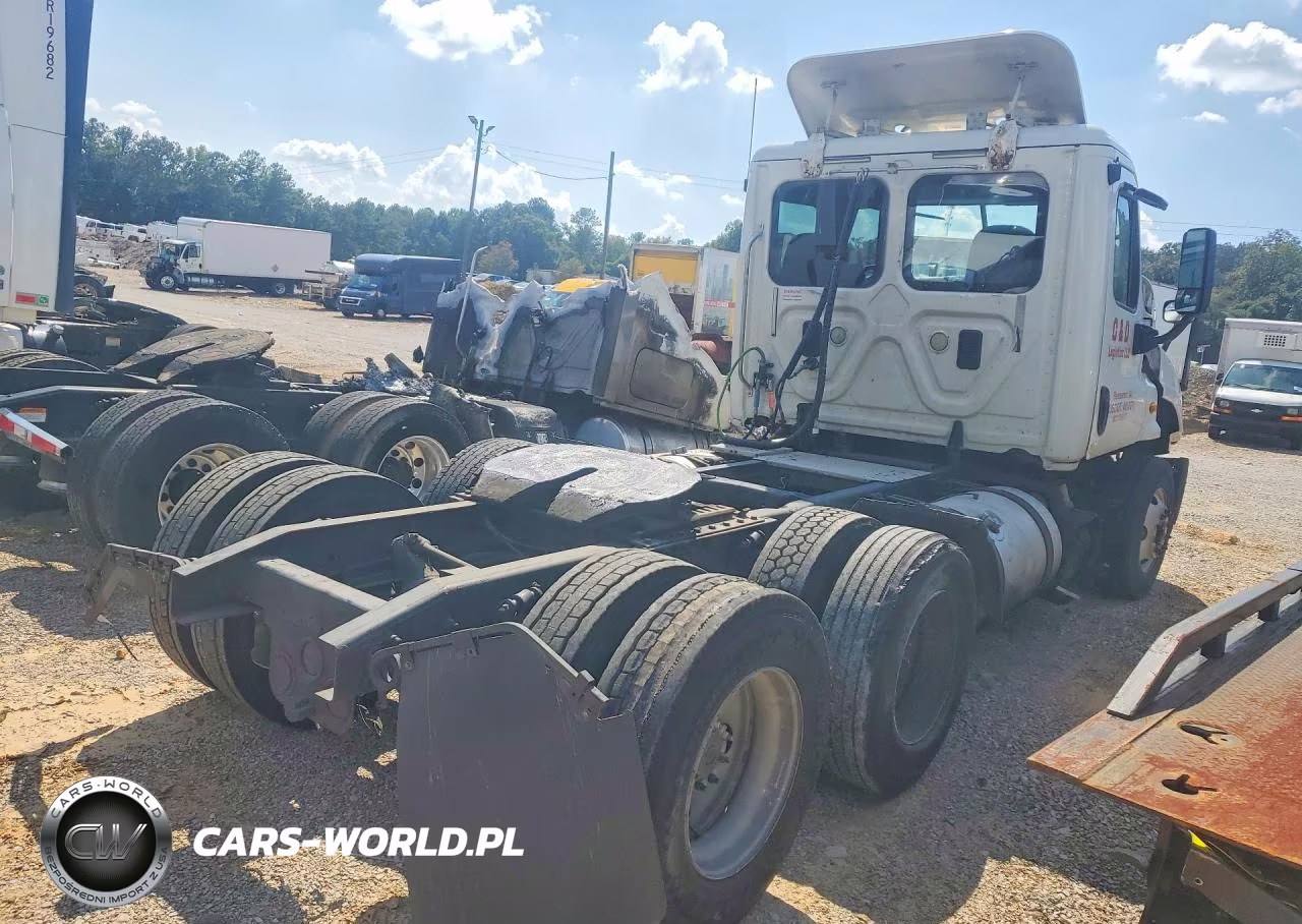 2013 Freightliner Cascadia 125 VIN:1FUJGEBG2DSBX9705 - 3