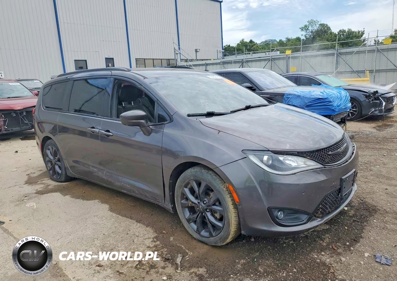 2019 Chrysler Pacifica Touring L VIN:2C4RC1BG0KR549270 - 4