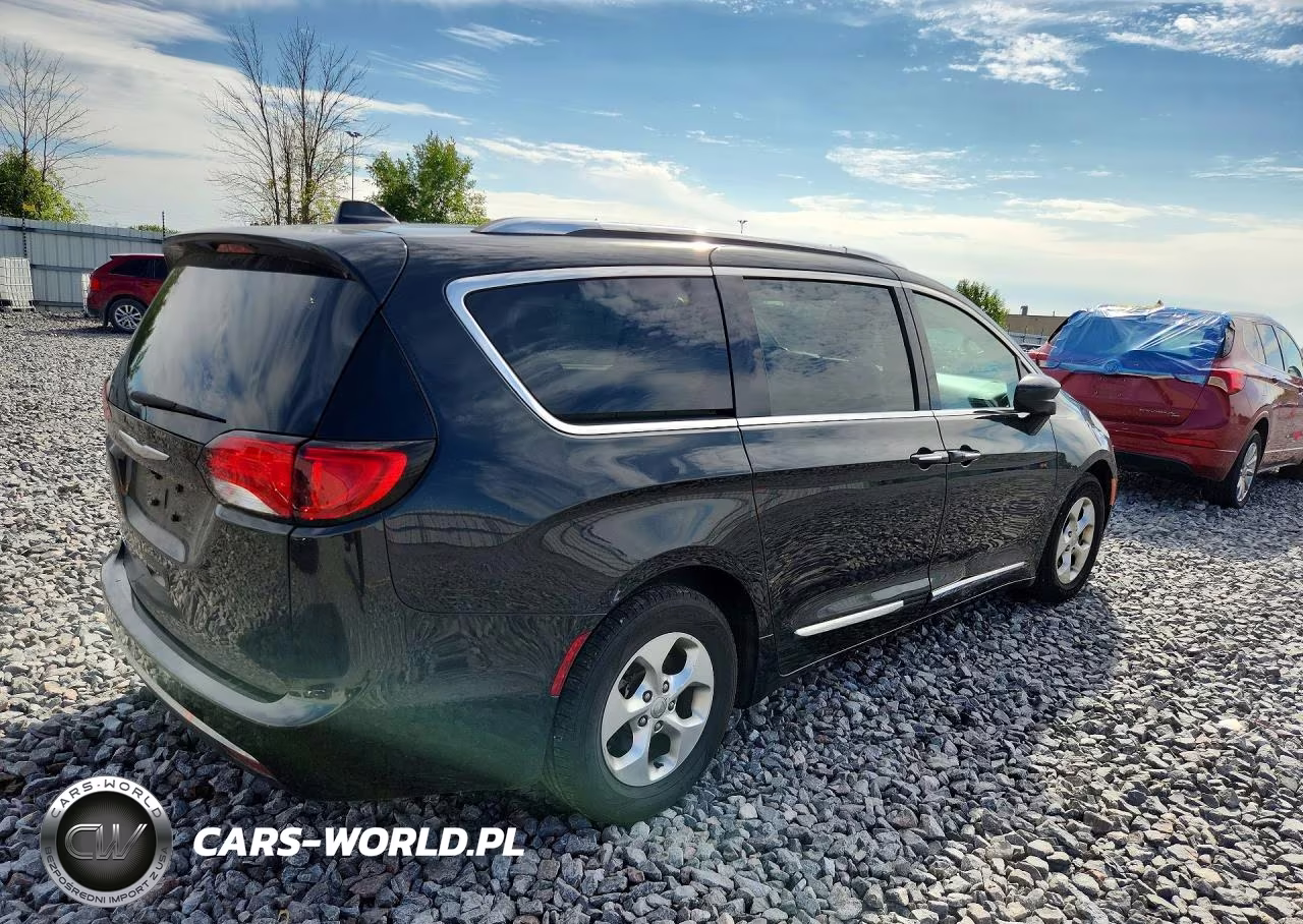 2017 Chrysler Pacifica Touring L Plus VIN:2C4RC1EGXHR656248 - 3