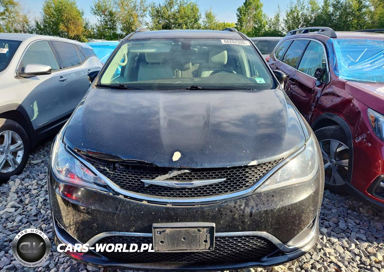 2017 Chrysler Pacifica Touring L Plus VIN:2C4RC1EGXHR656248 - 5