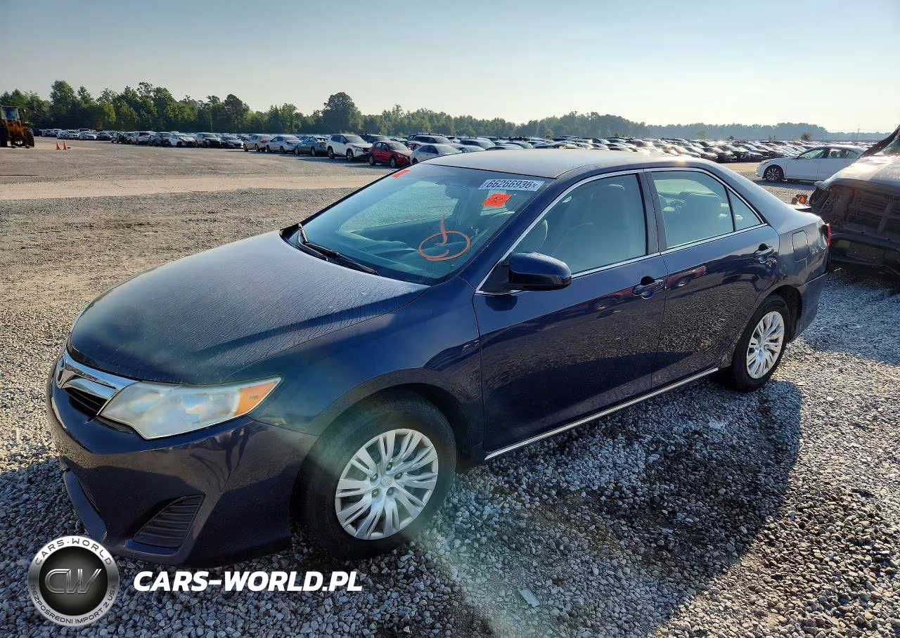 2014 Toyota Camry Le – zdjęcie 1 z 12