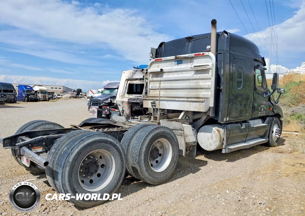 2014 Freightliner Cascadia Truck Cab And Chassis VIN:3AKJGLD66ESFP4558 - 3