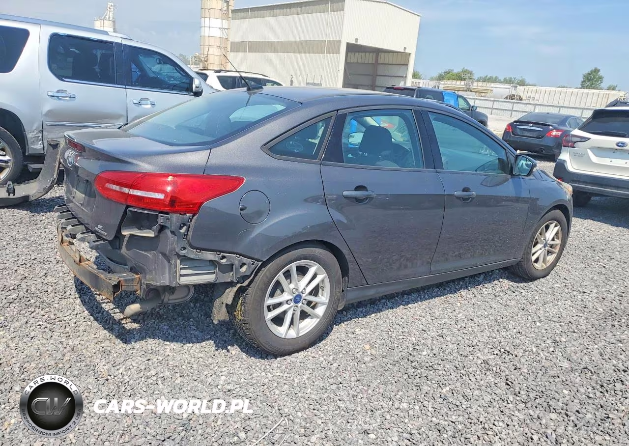 2015 Ford Focus Se VIN:1FADP3F21FL313840 - 3