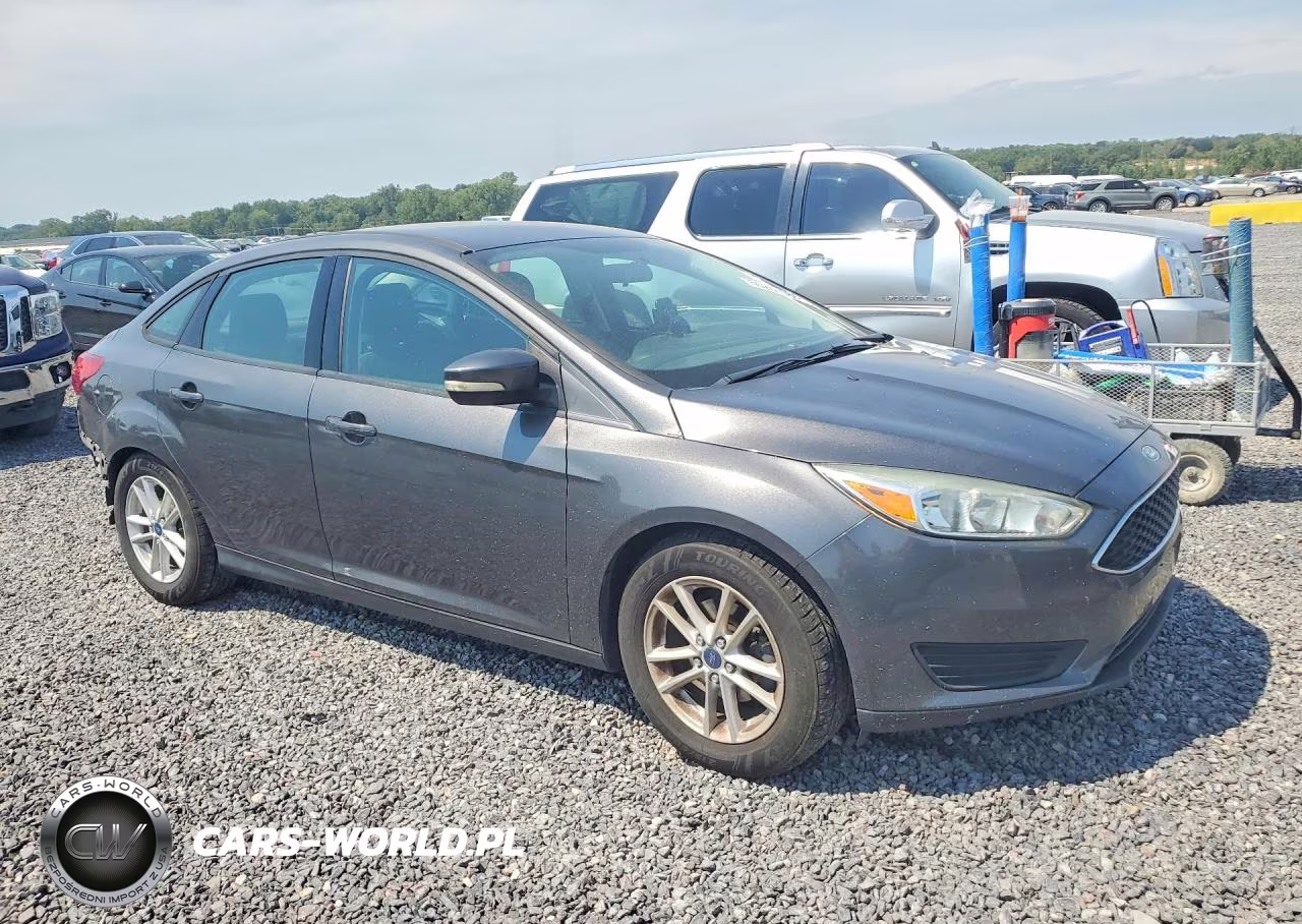 2015 Ford Focus Se VIN:1FADP3F21FL313840 - 4
