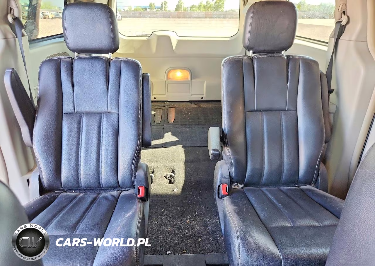 2012 Chrysler Town & Country Touring VIN:2C4RC1BG1CR305824 - 10