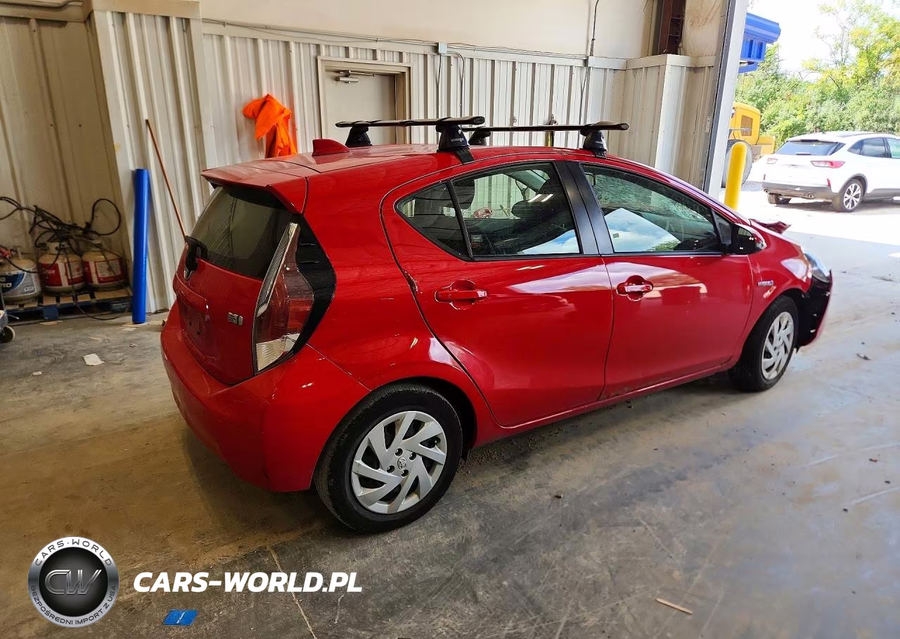 2015 Toyota Prius C Three VIN:JTDKDTB31F1585308 - 3