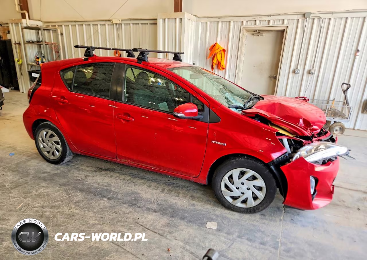 2015 Toyota Prius C Three VIN:JTDKDTB31F1585308 - 4
