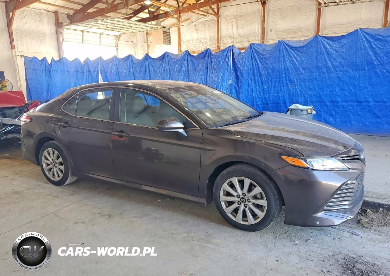 2018 Toyota Camry Le VIN:4T1B11HK6JU656193 - 4
