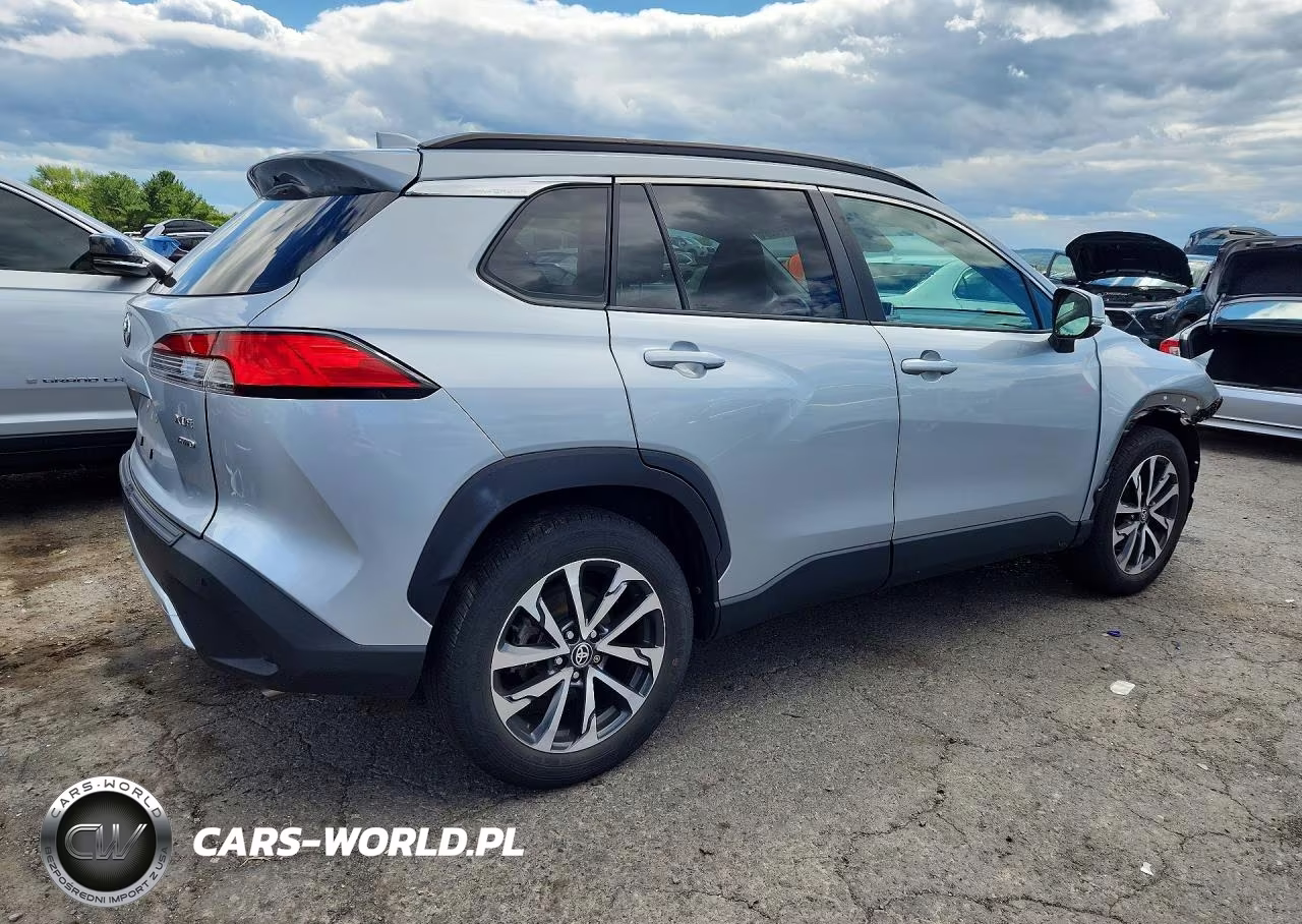 2022 Toyota Corolla Cross Xle VIN:7MUDAABG2NV033509 - 3