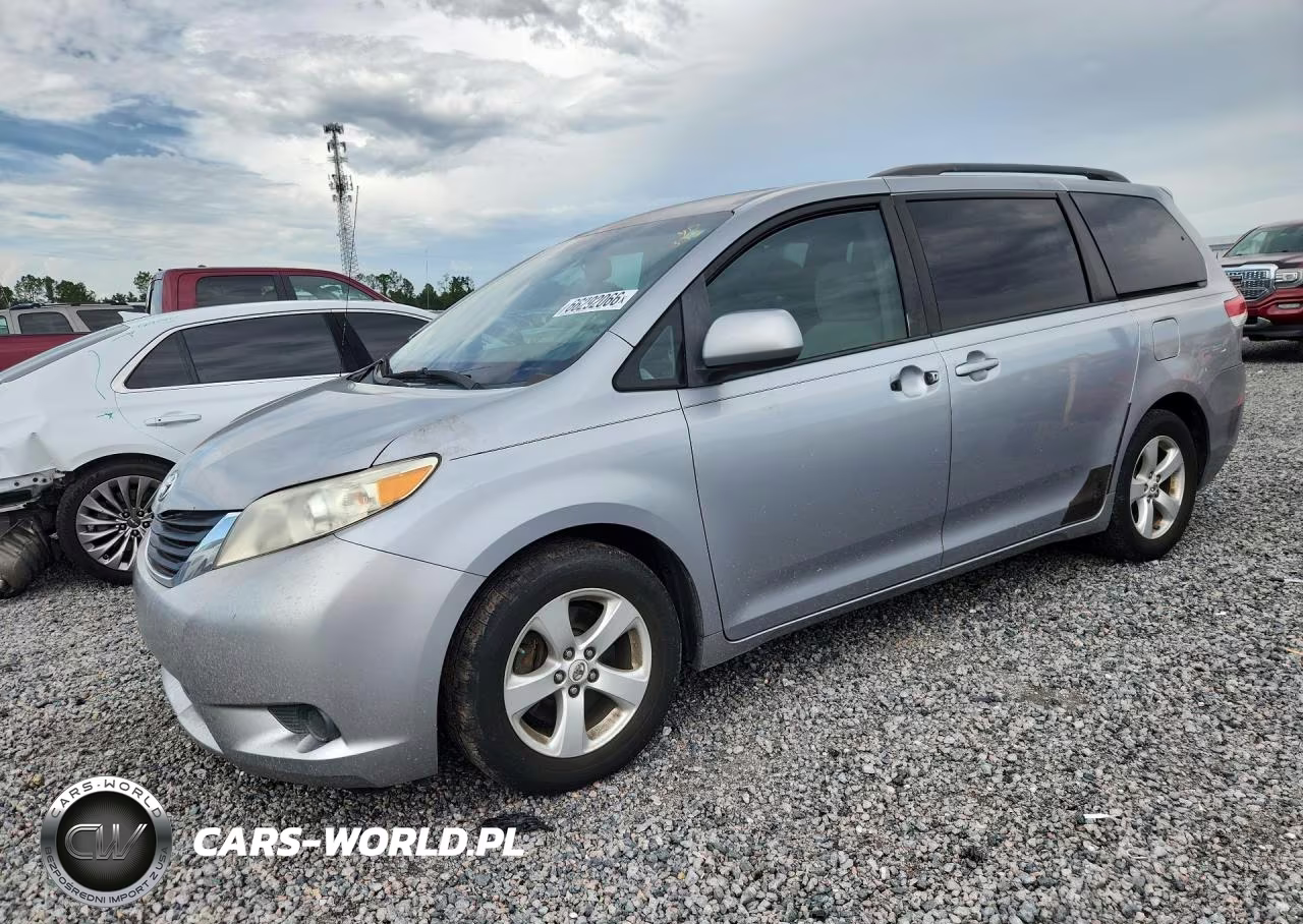 2012 Toyota Sienna Le – zdjęcie 1 z 13