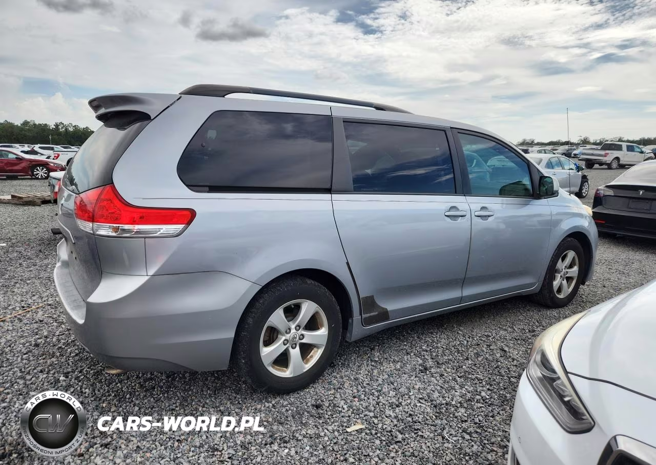 2012 Toyota Sienna Le VIN:5TDKK3DC4CS186460 - 3