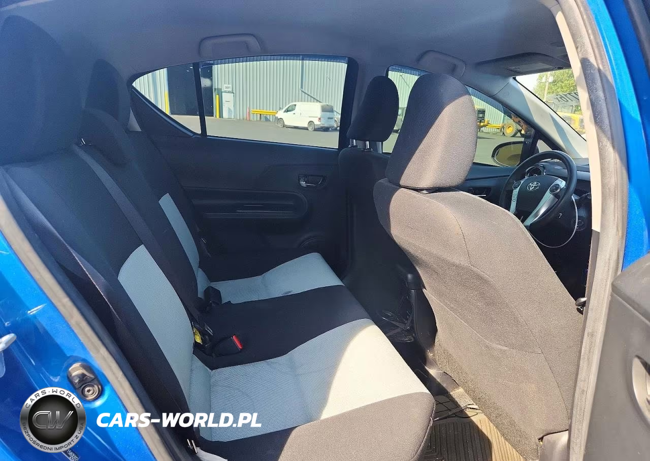2015 Toyota Prius C Two VIN:JTDKDTB35F1583092 - 10