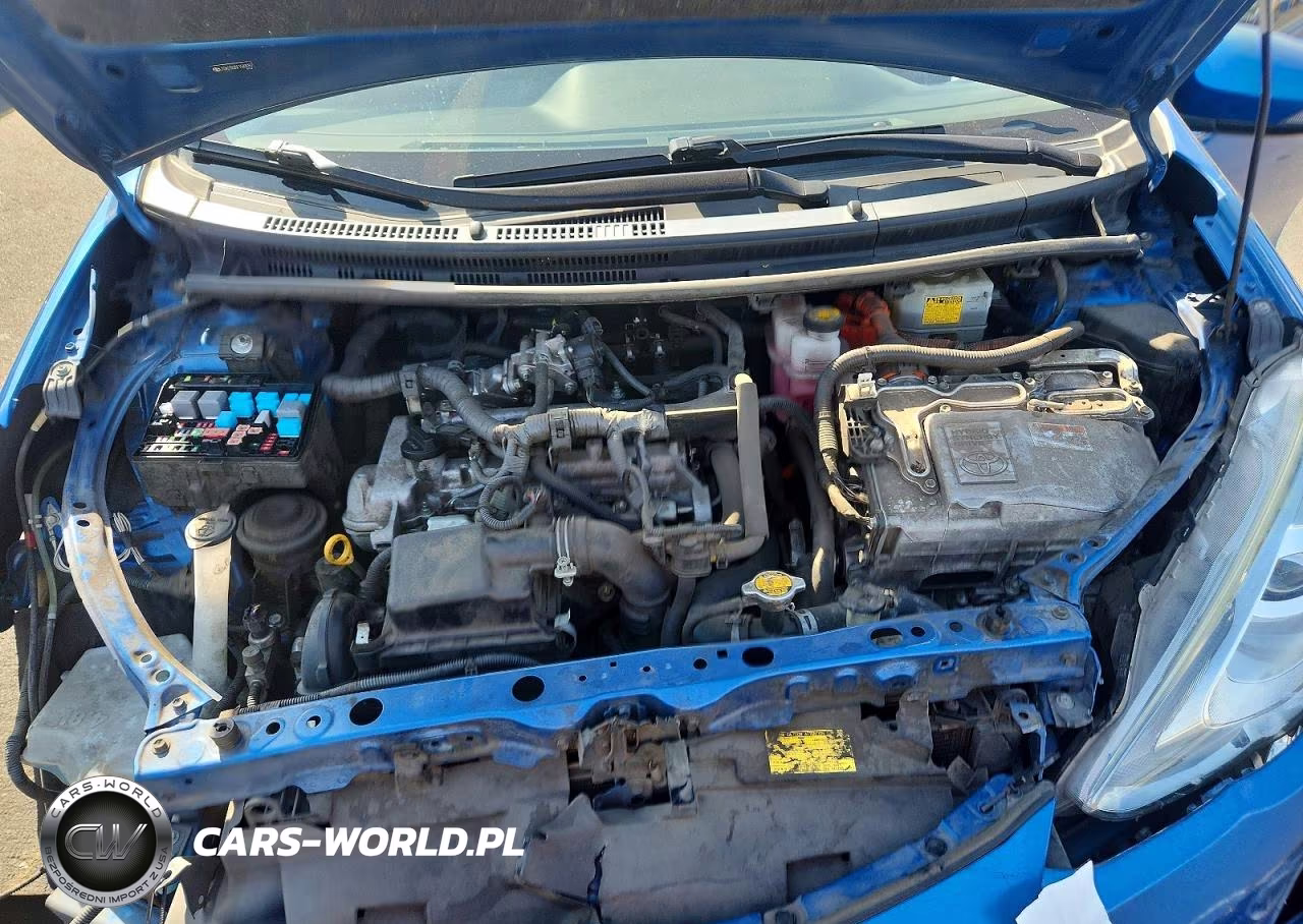 2015 Toyota Prius C Two VIN:JTDKDTB35F1583092 - 11