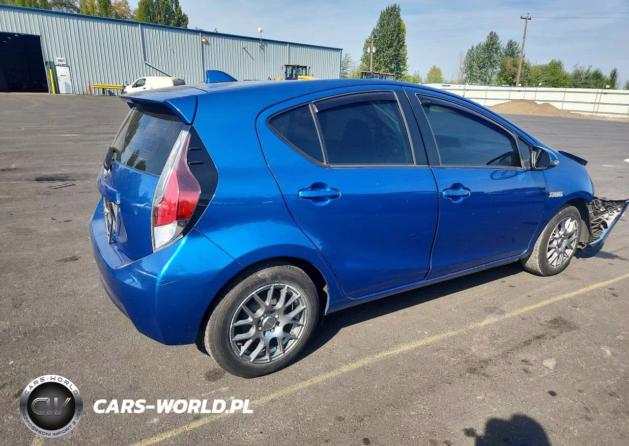 2015 Toyota Prius C Two VIN:JTDKDTB35F1583092 - 3