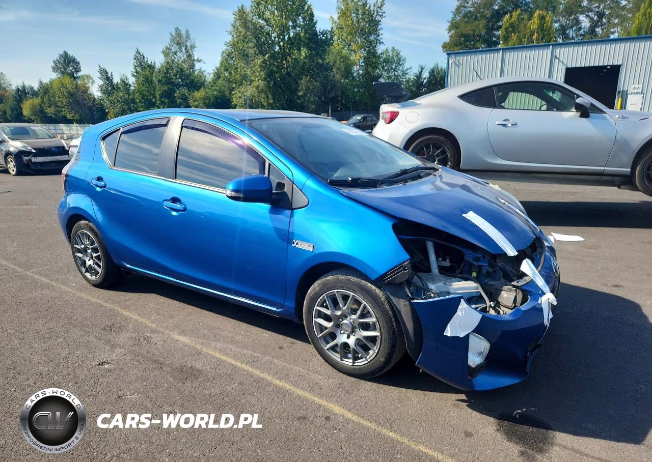 2015 Toyota Prius C Two VIN:JTDKDTB35F1583092 - 4