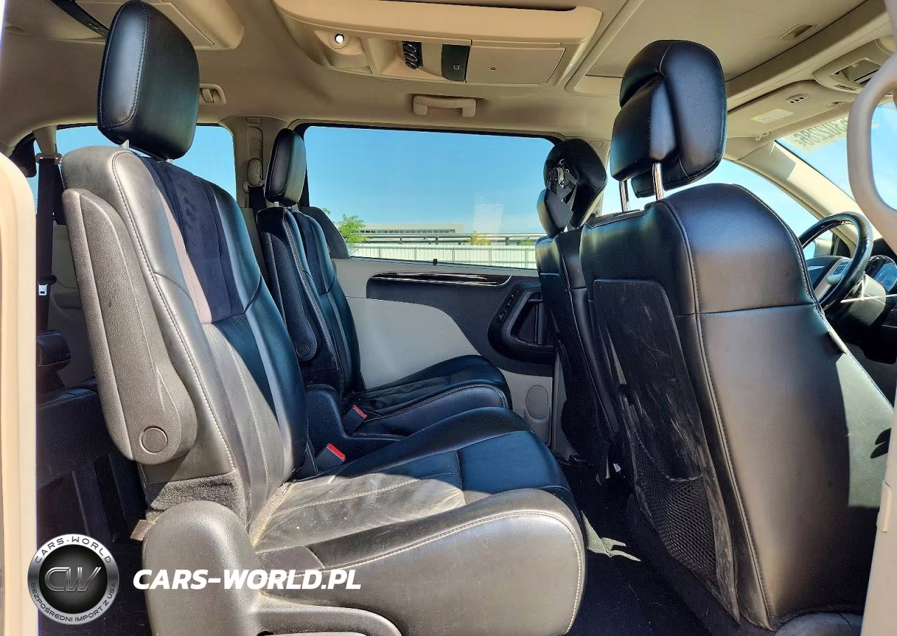 2015 Chrysler Town & Country Limited Platinum VIN:2C4RC1GG9FR506108 - 11
