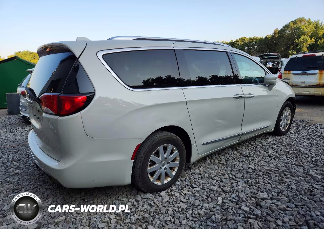 2017 Chrysler Pacifica Touring L Plus VIN:2C4RC1EGXHR622665 - 3