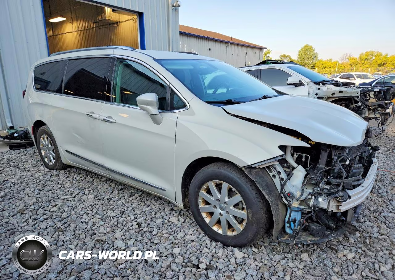 2017 Chrysler Pacifica Touring L Plus VIN:2C4RC1EGXHR622665 - 4