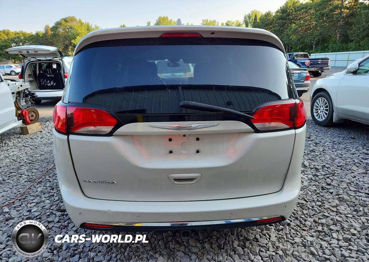 2017 Chrysler Pacifica Touring L Plus VIN:2C4RC1EGXHR622665 - 6
