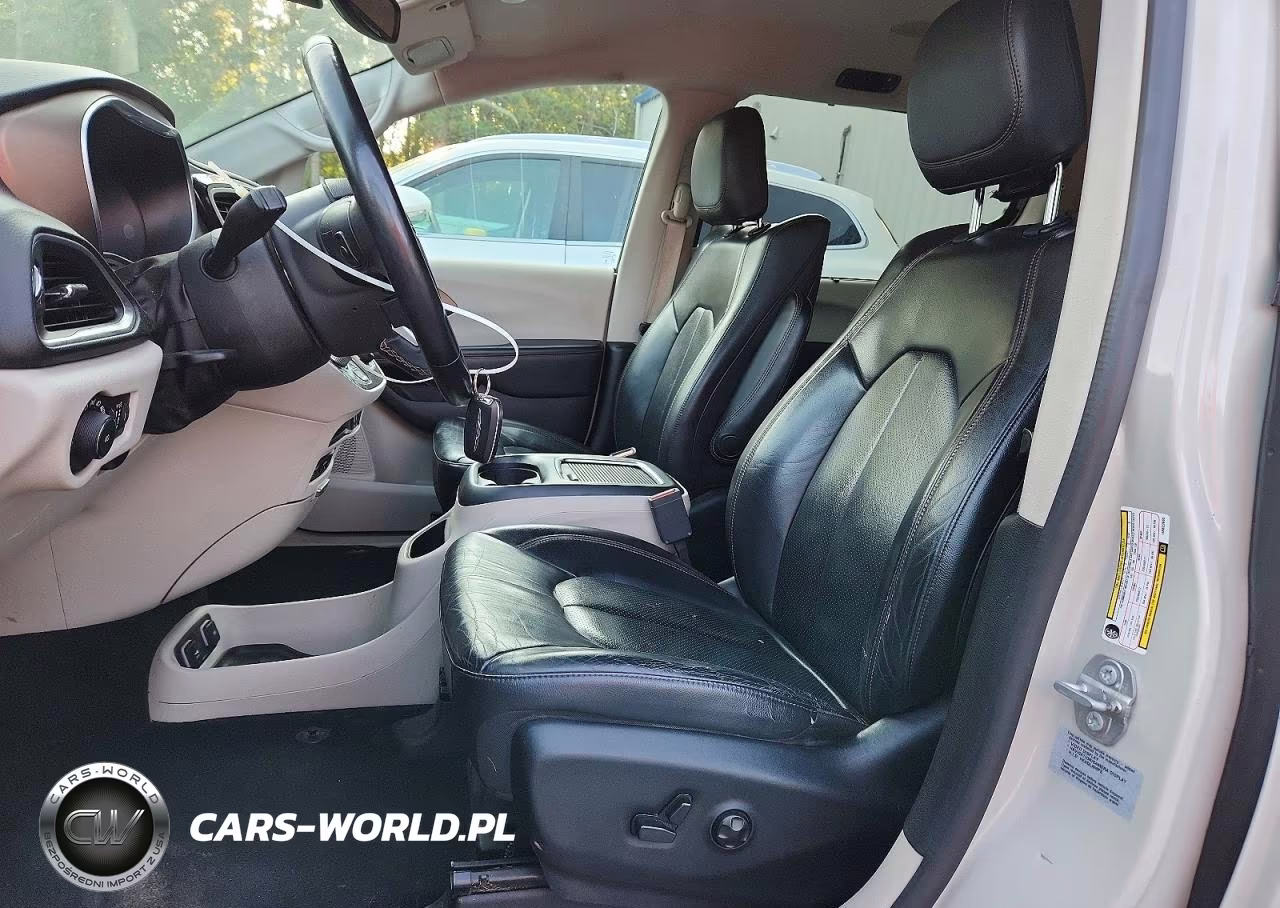 2017 Chrysler Pacifica Touring L Plus VIN:2C4RC1EGXHR622665 - 7