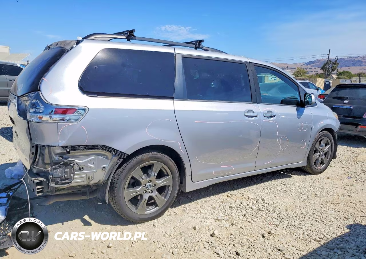 2018 Toyota Sienna Se 8-Passenger VIN:5TDXZ3DC9JS963648 - 3