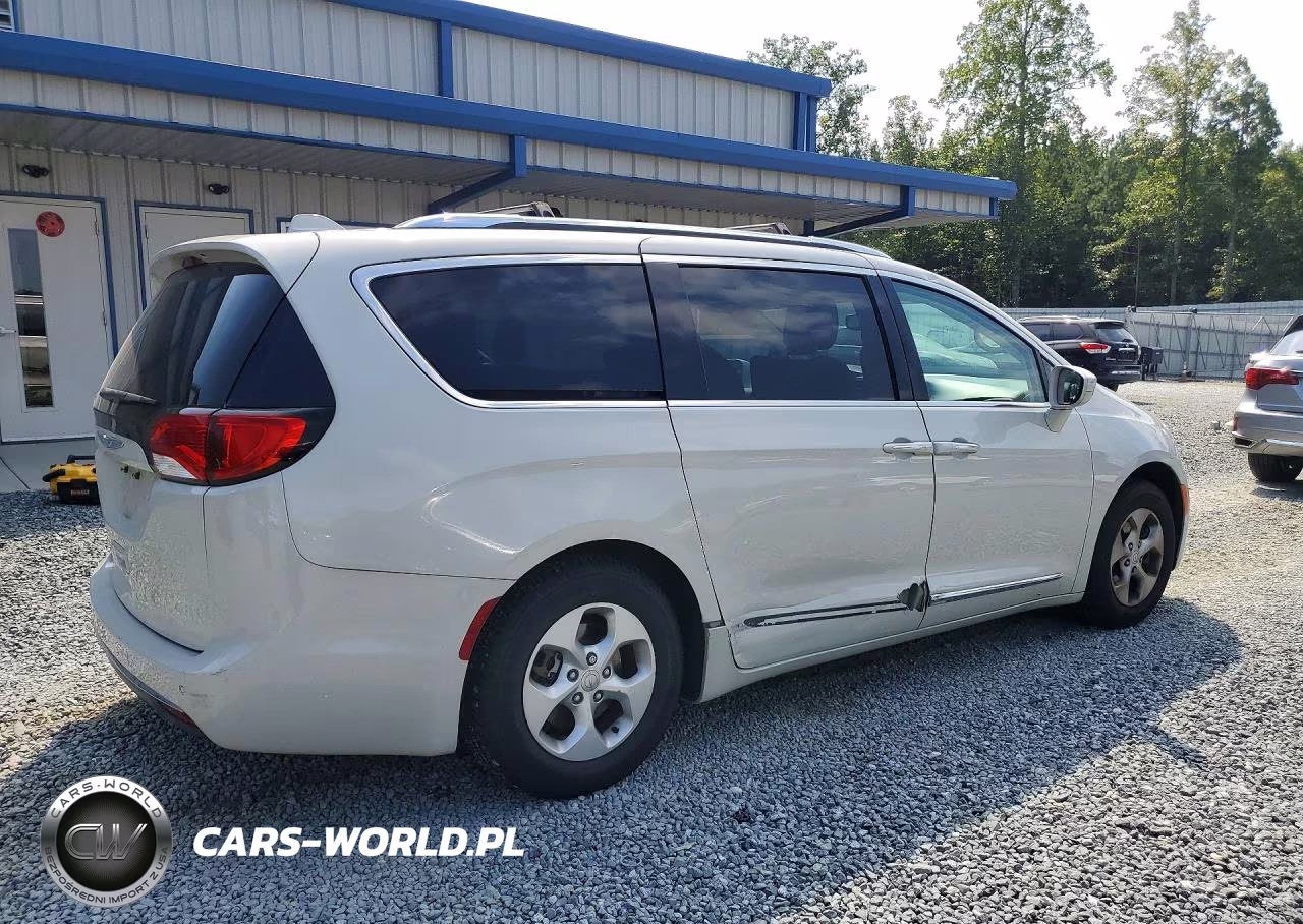 2017 Chrysler Pacifica Touring L Plus VIN:2C4RC1EG9HR669217 - 3