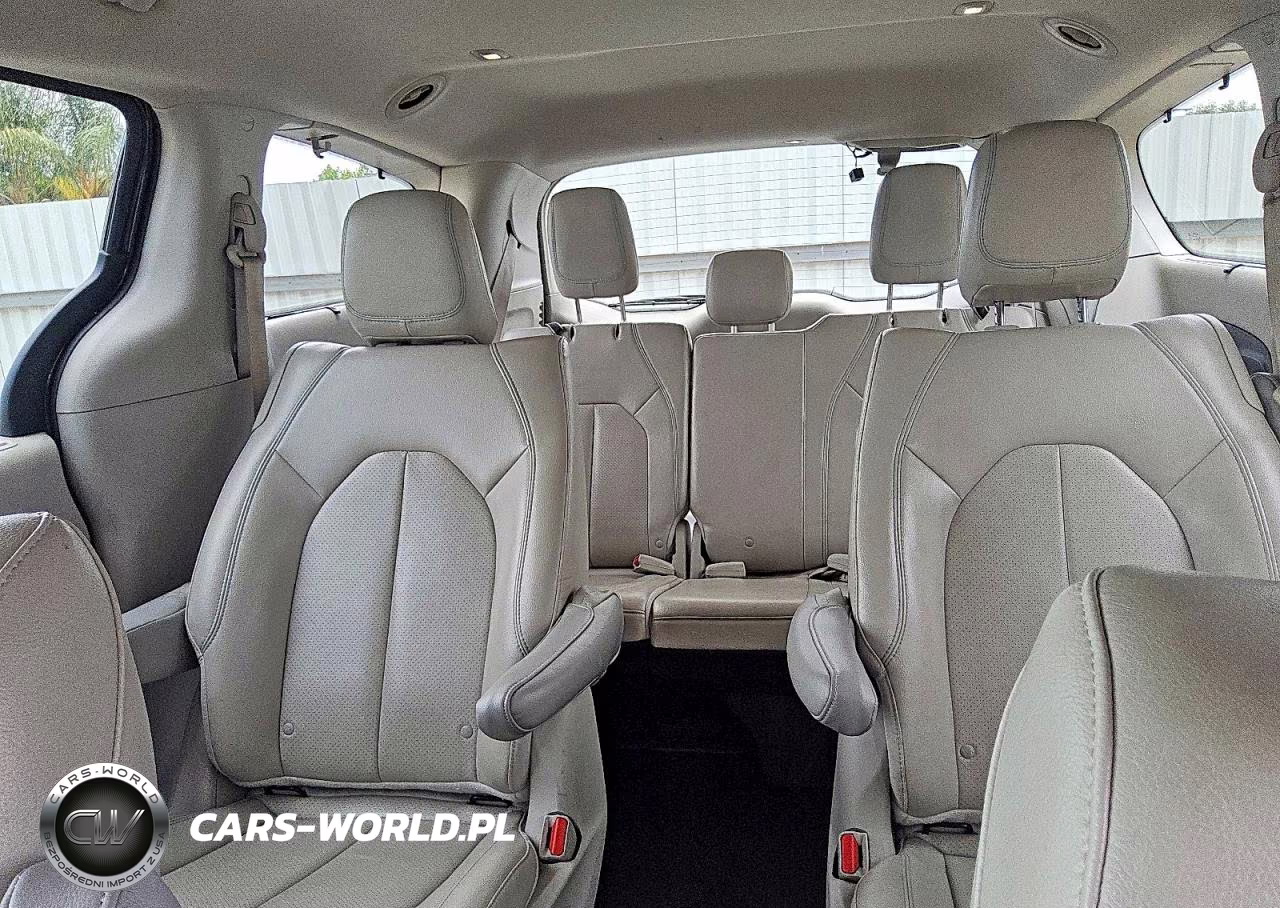 2018 Chrysler Pacifica Hybrid Touring L VIN:2C4RC1L7XJR124863 - 10