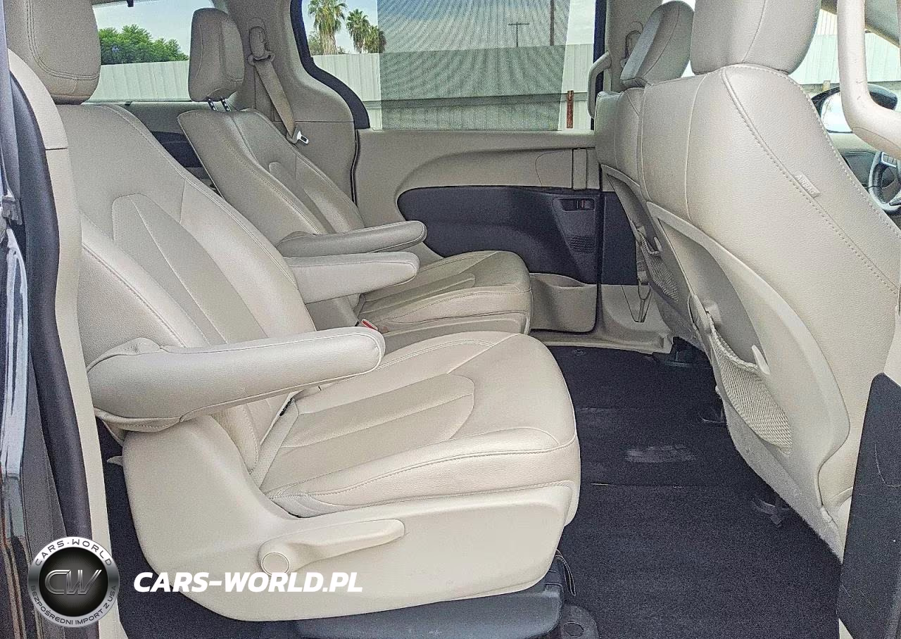 2018 Chrysler Pacifica Hybrid Touring L VIN:2C4RC1L7XJR124863 - 11